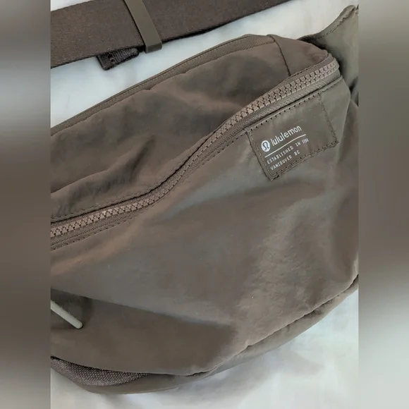 Lululemon Clean Lines Belt Bag - Artifact - 2L - Adjusts Strap Lululemon Clean Lines Belt Bag - Artifact - 2L - Adjusts Strap
